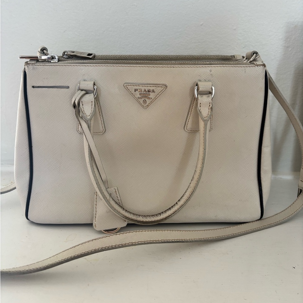 Prada Saffiano Leather bag in Talco/Nero